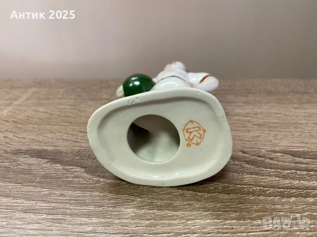 Винтидж порцеланова статуетка „Момче с топка“, СССР, снимка 3 - Антикварни и старинни предмети - 53236891