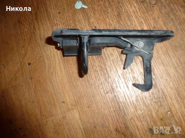 Панта -(закопчалка) преден капак Голф 5