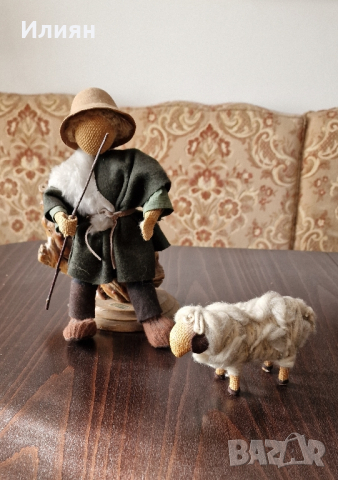 Стари ръчно изработени фигури за Рождество Христово. 