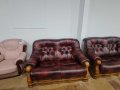 Кожени дивани цвят бордо две двойки с дървен обков, снимка 2