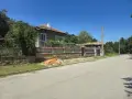 Продава се къща с голям двор 1,5 дка, гараж, стопански постройки и обновени инсталации, снимка 1
