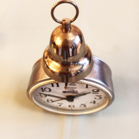 Часовник будилник SERKISOF с камбанка работещ, снимка 5 - Антикварни и старинни предмети - 44617594