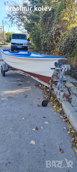 Пласмасова лодка с колесар, снимка 1