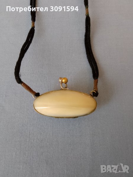 много рядко протмоне от естествена мида за носене на врат със сърма -1920г  , снимка 1