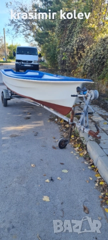 Пласмасова лодка с колесар