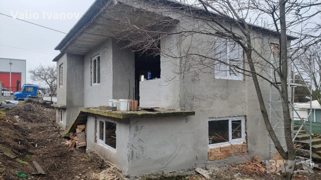 Продавам парцел с монолитна тухлена къща на 2 етажа в с.Яребична , снимка 9 - Вили - 49741419