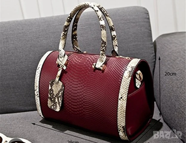 Дамска чанта с декорация от бяла змийска кожа