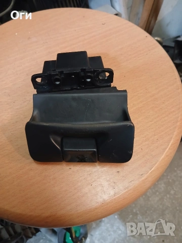 Бутон паркинг спирачка за Рено Лагуна 01-07г. 8200550555