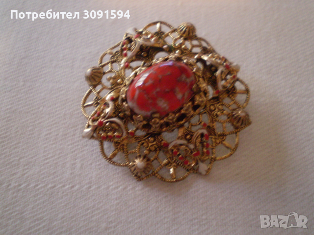 Винтич брошка филигран с червено многоцветно стъкло