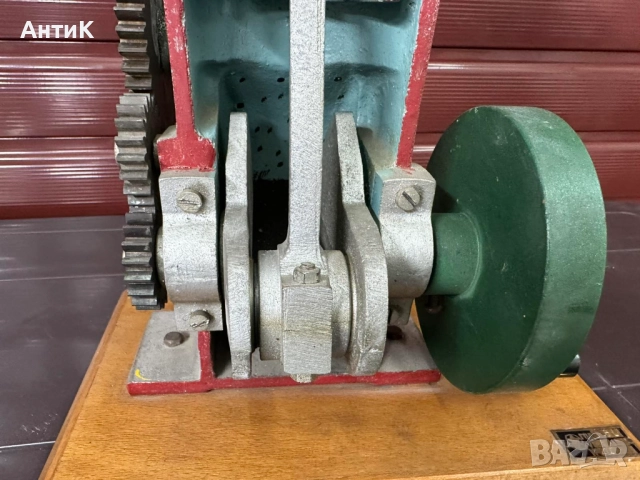 Соц Учебен Модел на Двигател с Вътрешно Горене Разрез, снимка 13 - Антикварни и старинни предмети - 51945082