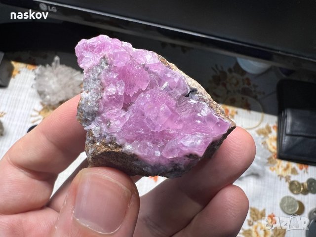 Кристали аметист, халцедон, калцит, нефрит, апатит, кобалтокалцит