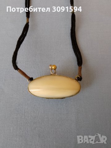 много рядко протмоне от естествена мида за носене на врат със сърма -1920г  