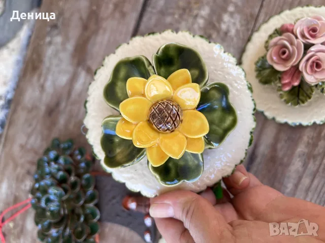 Ръчно изработени керамични пана с кукички за закачане 5 кръгли с 3D декорация на цветя , снимка 8 - Декорация за дома - 55782852