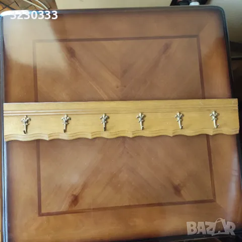 Дървена закачалка 