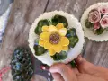 Ръчно изработени керамични пана с кукички за закачане 5 кръгли с 3D декорация на цветя , снимка 8