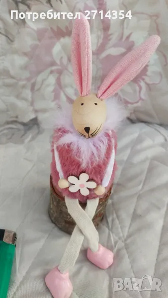 Фигурка заек върху дървено пънче, снимка 1