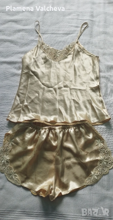 Продавам две дамски сатенени пижами, снимка 1