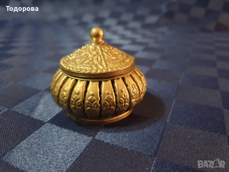 Малка месингова богато инкрустирана кутийка, снимка 1