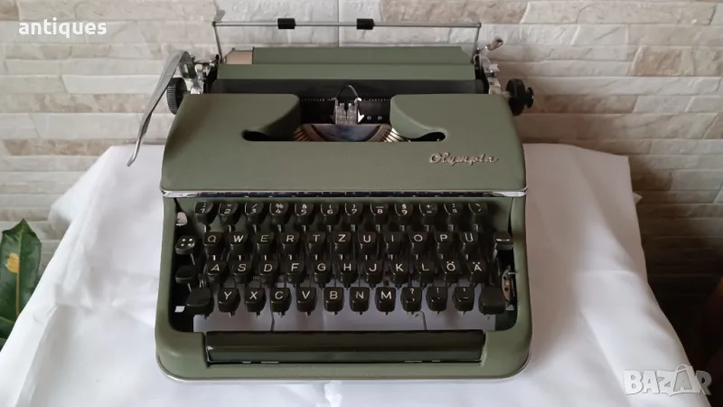Стара пишеща машина Olympia SM2 - Made in Germany - 1950" година, снимка 1