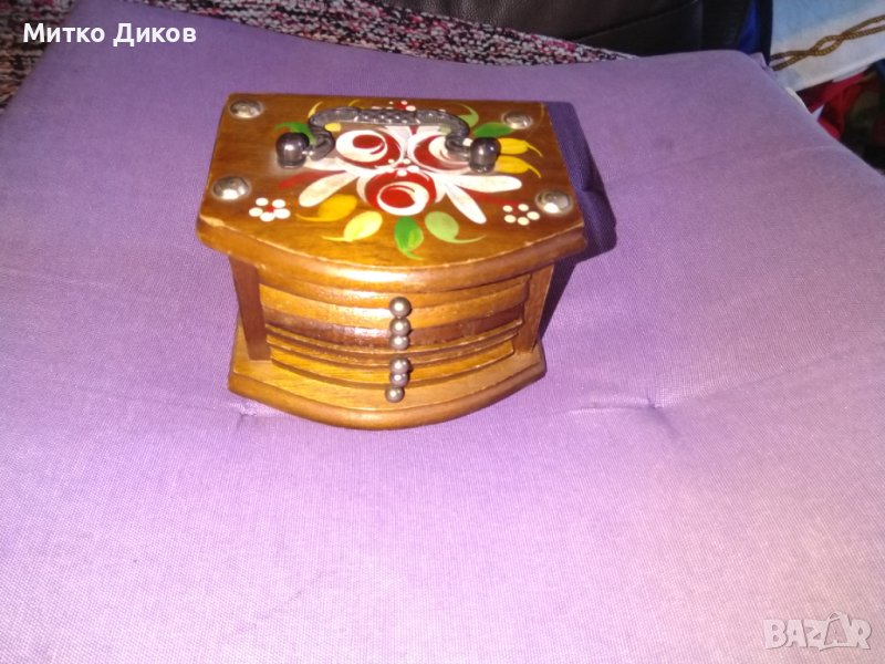 Кутия дървена ръчна изработка с 6 поставки за чаши Н-76мм размер 115х90мм, снимка 1