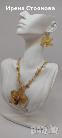 Колие с естествен цвят на орхидея. Дължината е максимално 30 см, цвета е с размери 5/5,5 см.