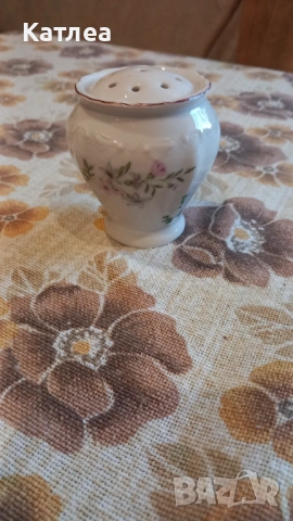 Порцеланова солница , снимка 2 - Аксесоари за кухня - 53701722