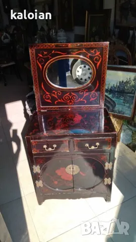 Уникална оригинална японска тоалетка с огледало. Доста е стара, но много запазена. Месингови дръжки 