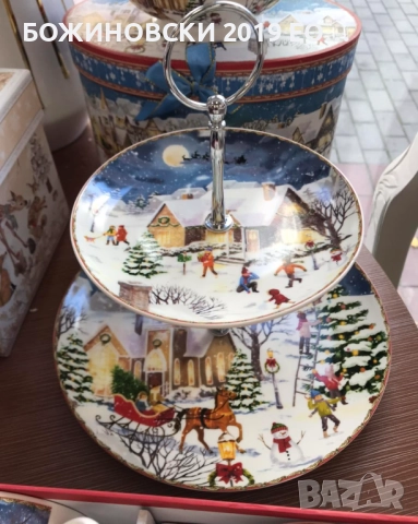 Порцеланов ордьовър на две нива в красива кутия с Коледни мотиви