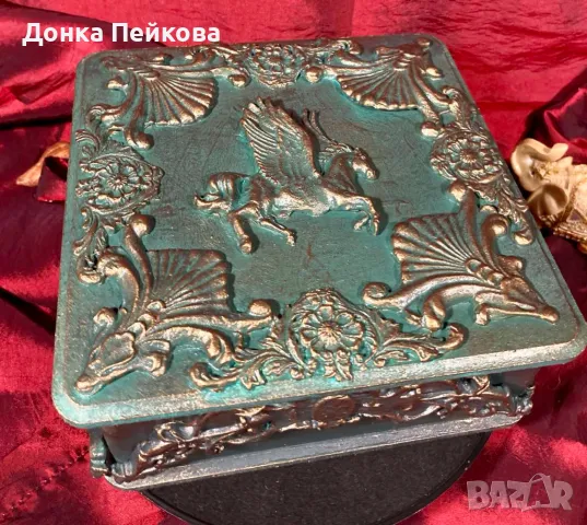 Ръчно декорирана кутия за бижута с подвижен капак