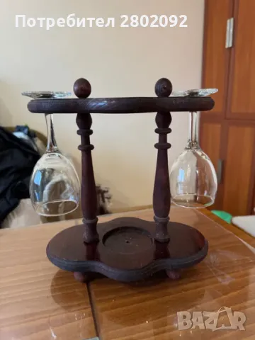 Продавам стилна дървена поставка за бутилка и две чаши – 29.99 лв