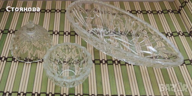 Лот малка стъклена релефна купа с капак и чиния , снимка 1