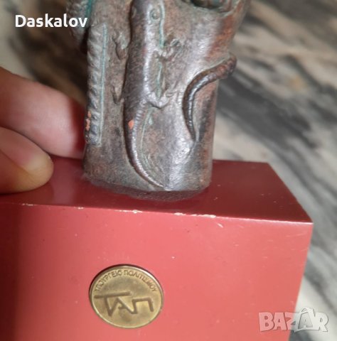 Продавам статуетка ръка с шишарка и животни, снимка 4 - Статуетки - 41346907