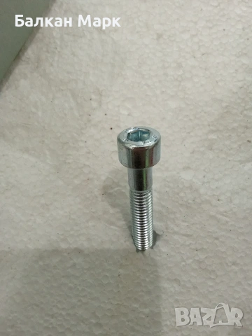 Болтове с вътрешен шестостен,непълна резба,2 размера