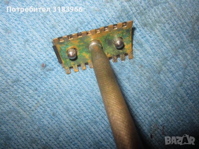 стара бръсначка в метална кутия