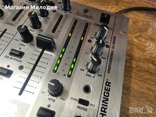 Миксер Behringer Pro Mixer VMX1000 Смесителен пулт – Огромен DJ пулт, снимка 8 - Ресийвъри, усилватели, смесителни пултове - 53778190