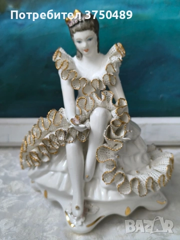 Фигурка на дама с разкошна рокля 