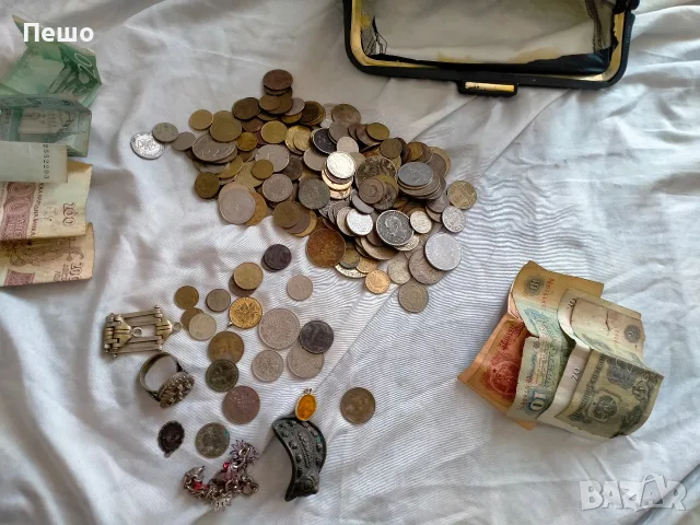 Монети, банкноти, пръстен, всичко 