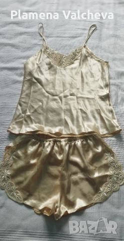 Продавам две дамски сатенени пижами