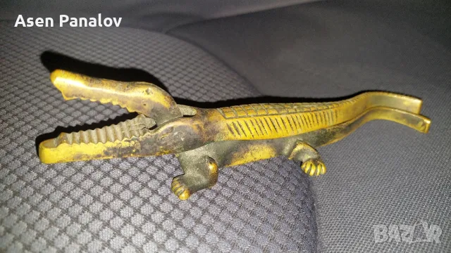 Месингова щтипка  за чупене на орех