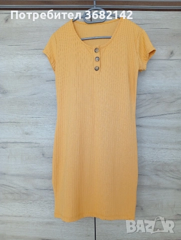 продавам два броя рокли 