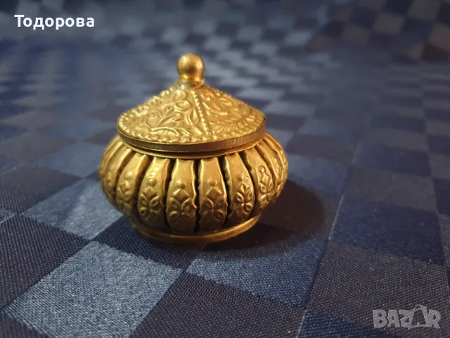 Малка месингова богато инкрустирана кутийка