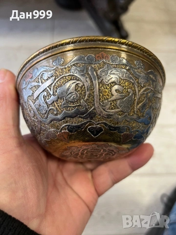Антична ислямска купа с релефна калиграфия