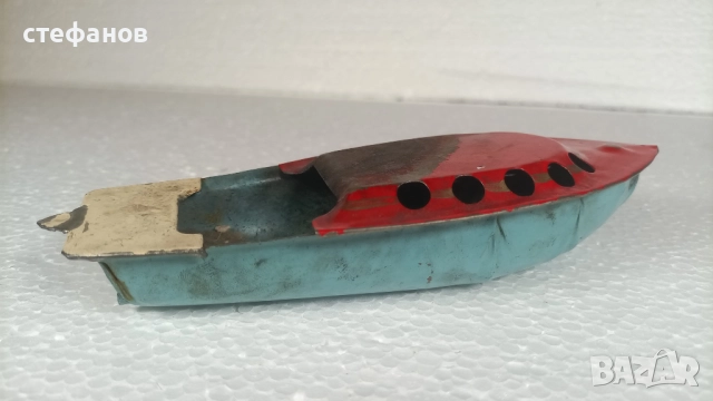 Малка ламаринена детска лодка /играчка/ на работещ елементарен парен двигател