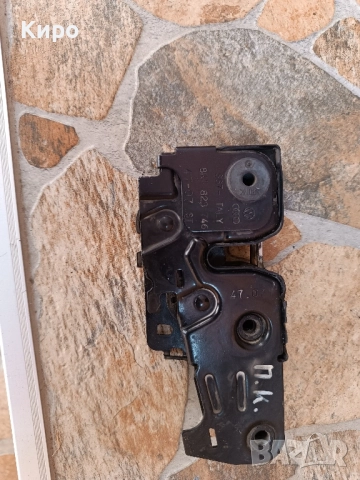 Брави за преден капак - Audi A4 B8, снимка 4 - Части - 52154233