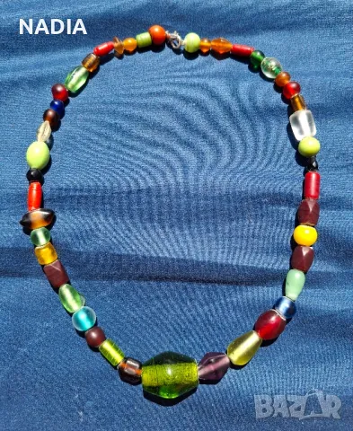 Колие от цветни стъклени мъниста