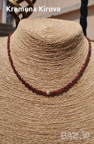 Дамско късо колие с гранат и естествена перла. Бижута Луди гъби. Идея за подарък.