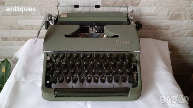 Стара пишеща машина Olympia SM2 - Made in Germany - 1950" година, снимка 1