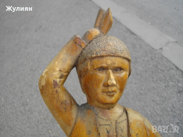 СТАРА БЪЛГАРСКА ДЪРВОРЕЗБА ФИГУРА СТАТУЕТКА НОСИЯ 1972г , снимка 3 - Антикварни и старинни предмети - 50585707