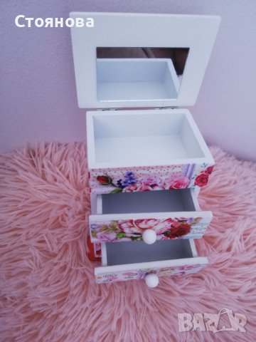 Мини секционно шкафче за бижута