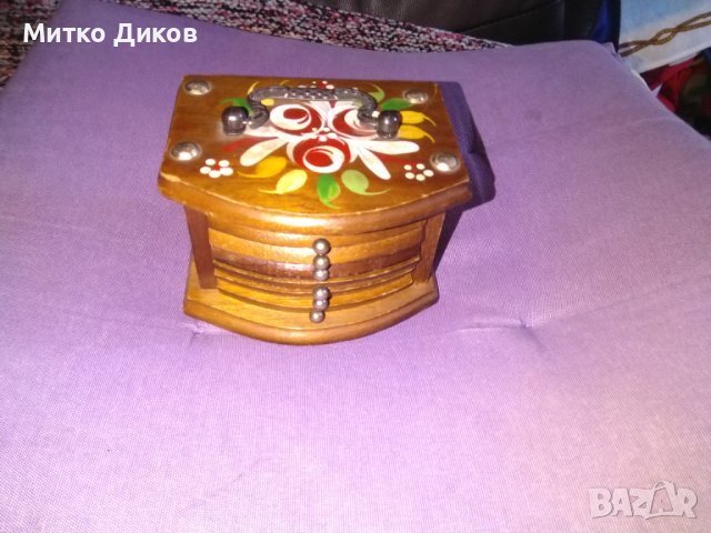 Кутия дървена ръчна изработка с 6 поставки за чаши Н-76мм размер 115х90мм